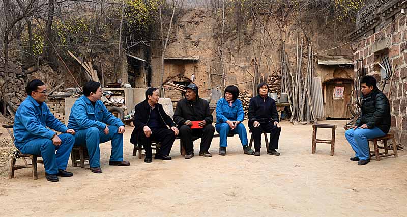 公司領導春節(jié)前為困難職工“送溫暖”